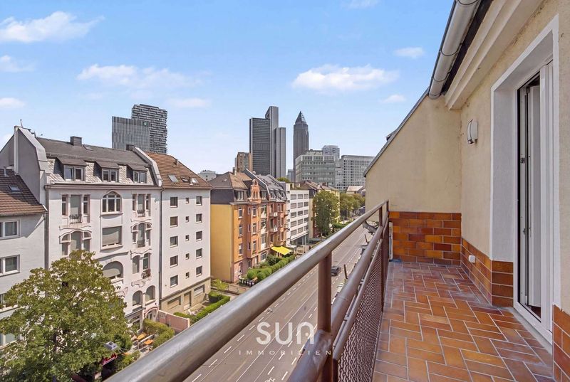 ÜBER DEN DÄCHERN BOCKENHEIMS, DIE SKYLINE ZUM GREIFEN NAH – Erstbezug nach Sanierung mit 65 m²